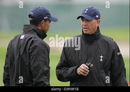 Il capitano della Ryder Cup degli Stati Uniti Tom Lehman (a destra) parla con Tiger Woods prima che la sua pioggia ritarda il turno di pratica. Il secondo turno di prove è stato ritardato a causa delle condizioni meteorologiche avverse al K Club davanti alla Ryder Cup di giovedì. Data immagine: Mercoledì 20 settembre 2006. Foto Stock