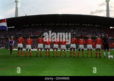 Calcio - Euro 92 Svezia - Gruppo B - Germania / Paesi Bassi - Ullevi, Gothenburg. GRUPPO DI TEAM PAESI BASSI GERMANIA V PAESI BASSI Foto Stock