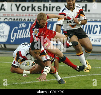 Rugby League - Engage Super League play-off - Bradford / Salford.. Lo Shontayne Hape di Bradford (a sinistra) passa per la terza prova durante il playoff Engage Super League all'Odsal Stadium di Bradford. Foto Stock