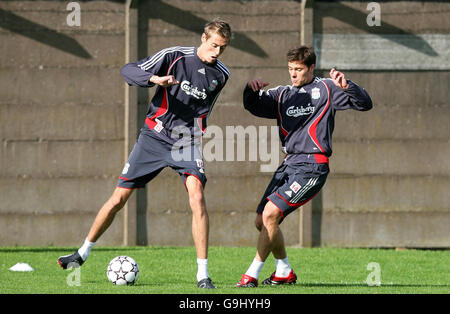 Calcio - sessione di allenamento a Liverpool.. Peter Crouch di Liverpool (a sinistra) in azione con Xabi Alonso durante una sessione di allenamento a Melwood, Liverpool. Foto Stock