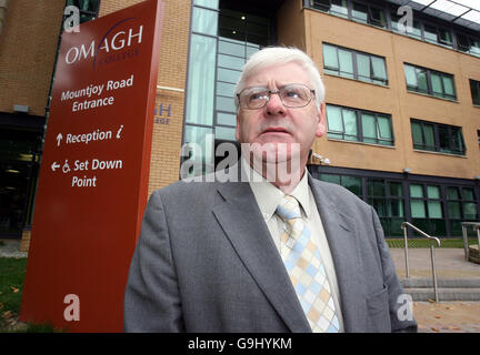 Michael Gallagher, che ha perso suo figlio, Aidan, nel bombardamento di Omagh del 1998, arriva oggi all'Omagh College. Foto Stock