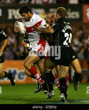 Rugby League - Engage Super League play-off - St Helens v Hull.. Il CAYLESS di Jason di St Helens (a sinistra) è affrontato durante il gioco di Engage Super League contro Hull a Knowsley Road, St Helens. Foto Stock