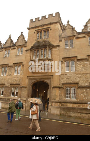 Immagine generica del cancello principale dell'Oriel College di Oxford. Foto Stock