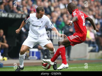 (R-L) Mohamed Sissoko di Liverpool e Kevin Davies di Bolton Wanderers. Foto Stock