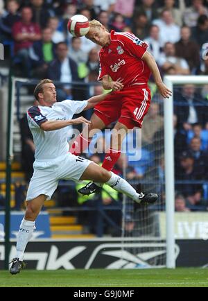 Calcio - fa Barclays Premiership - Bolton Wanderers / Liverpool - The Reebok Stadium. Sami Hyypia di Liverpool e Kevin Davies di Bolton Wanderers combattono per la palla Foto Stock