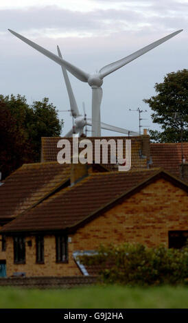 Tetti all'ombra del Burton Wold Windfarm a Burton Latimer Northamptonshire. La Burton Wold Wind Farm è la prima nel suo genere nel Northamptonshire e ha la capacità di produrre energia sufficiente per 10,000 case. STAMPA ASSOCIAZIONE Foto Data Foto Mercoledì 4 ottobre 2006. Il credito fotografico dovrebbe essere Chris Radburn/PA Foto Stock