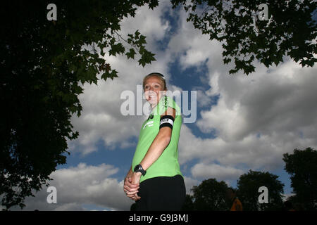 Una Paula Radcliffe incinta sorride dopo aver gareggiare nella Nike Run London a 10 km a Hyde Park, Londra. Foto Stock