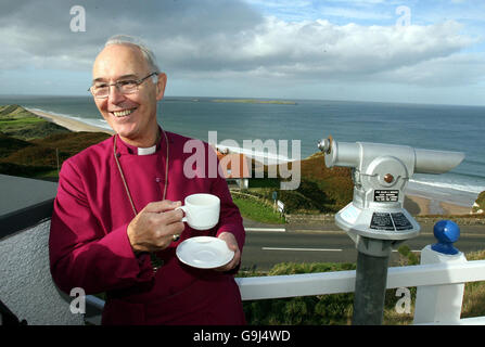 Vescovo di Connor, il Rev. Alan Harper gode di una tazza di tè prima dell'inizio del Sinodo diocesano della Chiesa d'Irlanda a Portrush Co Antrim. Foto Stock