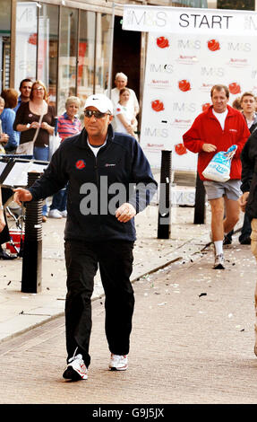 La leggenda del cricket inglese Ian Botham lascia l'ex consigliere numero 10 Alastair Campbell che esce sulla sua scia mentre inizia la sua passeggiata di beneficenza intorno a Cambridge. Foto Stock