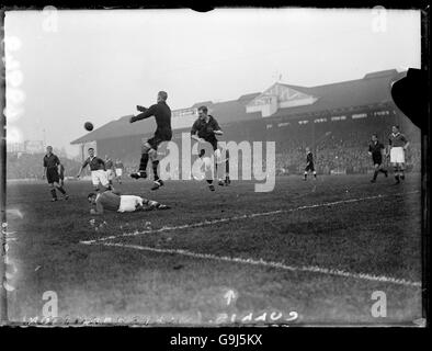 Calcio - Football League Division 1 - Chelsea / Wolverhampton Wanderers. Wolverhampton Wanderers portiere Alex Scott (l) pugni chiari, guardato dal compagno di squadra Stan Cullis (r) Foto Stock