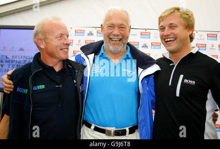 Il veterano di yacht Sir Robin Knox-Johnston (al centro) con i suoi compagni Mike Golding da Southampton (a sinistra) e Alex Thomson da Gosport a Bilbao, Spagna, da dove partiranno questa domenica nel suo tentativo di navigare in solitaria in tutto il mondo. Foto Stock