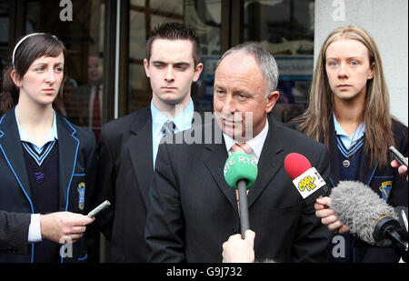 Il ministro degli Esteri irlandese Dermot Ahern incontra gli alunni della St Louis Grammar School all'arrivo alla scuola di Ballymena. Foto Stock