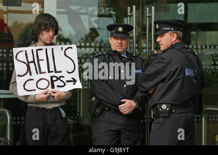 Gli attivisti di Shell to Sea lasciano la sede centrale di Shell nel centro di Dublino. Gli attivisti si sono sbarrati nell'edificio per evidenziare le proteste in corso nel cantiere del gasdotto corrib a Co Mayo. Foto Stock