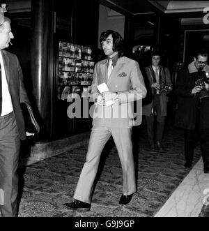 George Best arriva a Londra per confutare le accuse che egli ha Ha rotto deliberatamente la gamba del Glyn Pardoe di Manchester City Foto Stock