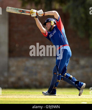 Cricket - Tour match - Rajasthan Cricket Association XI / Inghilterra - Jaipur. Il capitano d'Inghilterra Andrew Flintoff colpisce durante la partita del Tour contro il Rajasthan al K.L.Saini Ground, Jaipur, India. Foto Stock