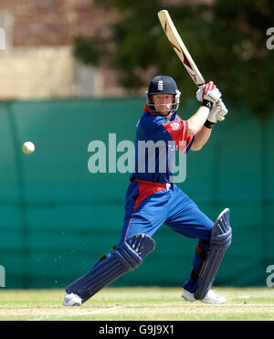 Paul Collingwood dell'Inghilterra colpisce fuori durante la partita di giro contro Rajasthan al K.L.Saini Ground, Jaipur, India. Foto Stock