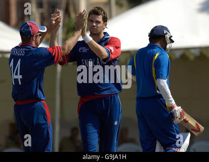 James Anderson (centro) dell'Inghilterra celebra il suo primo wicket della partita durante il Tour Match contro il Rajasthan al K.L.Saini Ground, Jaipur, India. Foto Stock