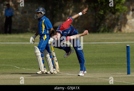 James Anderson in Inghilterra in azione durante il Tour Match al K.L.Saini Ground, Jaipur, India. Foto Stock