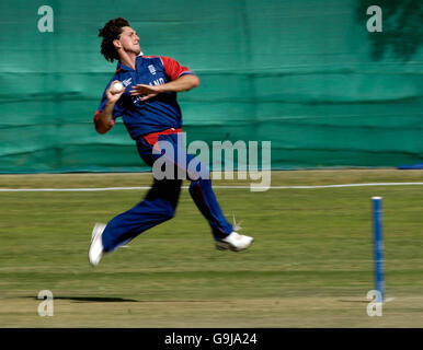 Jon Lewis in azione in Inghilterra durante il Tour Match al K.L.Saini Ground, Jaipur, India. Foto Stock