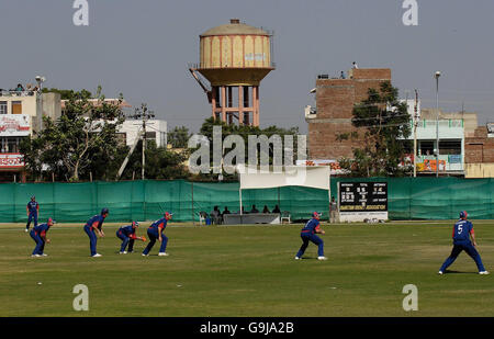 Cricket - Tour match - Rajasthan Cricket Association XI / Inghilterra - Jaipur. Inghilterra durante la partita di giro contro Rajasthan al campo di K.L.Saini, Jaipur, India. Foto Stock