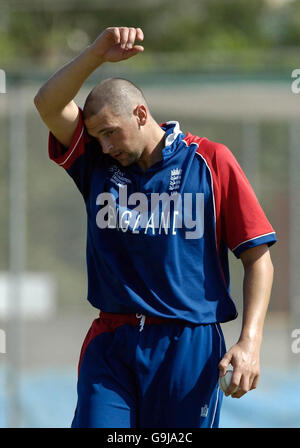 Cricket - Tour match - Rajasthan Cricket Association XI / Inghilterra - Jaipur. Steve Harmison in Inghilterra sente il calore durante la partita Tour presso il K.L.Saini Ground, Jaipur, India. Foto Stock