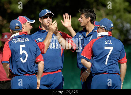 Il Sajid Mahmood dell'Inghilterra (secondo da destra) celebra il suo primo wicket durante la partita del tour contro il Rajasthan al K.L.Saini Ground, Jaipur, India. Foto Stock