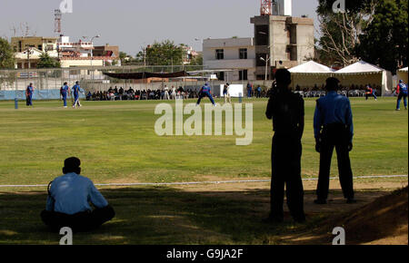 Cricket - Tour match - Rajasthan Cricket Association XI / Inghilterra - Jaipur. Le guardie di sicurezza guardano il campo d'Inghilterra durante la partita del Tour al campo K.L.Saini, Jaipur, India. Foto Stock