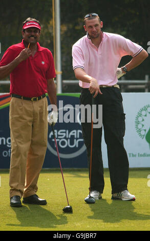 Ex indiano allrounder Kapil Dev (L) con il veloce bowler inglese Steve Harmison al Pro Am Indian Open, a Nuova Delhi, India. Foto Stock