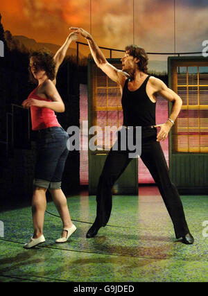 Georgina Rich as Baby e Josef Brown come Johnny si esibiscono sul palco durante una fotocellula per 'Dirty Dancing - The Classic Story on Stage', presso l'Aldwych Theatre nel centro di Londra. Foto Stock