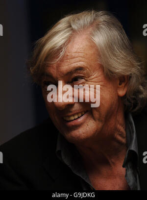 Regista del film Paul Verhoeven in arrivo per la proiezione del London Film Festival di 'Black Book', presso l'Odeon, Leicester Square, nel centro di Londra. Foto Stock