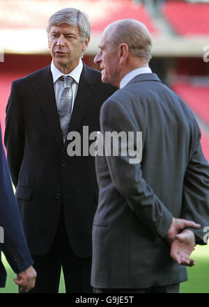 Il Principe Filippo (R) della Gran Bretagna parla con il direttore Arsenale Arsene Wenger mentre apre ufficialmente lo Emirates Stadium a Londra, il 26 ottobre 2006. Prince Philip ha partecipato all'evento da solo giovedì dopo che la regina Elisabetta II ha annullato la visita al nuovo stadio della prima squadra di calcio inglese Arsenal a causa di un muscolo teso nella sua schiena, ha detto il suo ufficio. Il monarca di 80 anni -- sul trono dal 1952 -- aveva dovuto aprire ufficialmente il nuovo Emirates Stadium dei Gunner a Londra del nord accompagnato dal suo marito di 85 anni, il Principe Filippo. Una portavoce della sua residenza ufficiale di Londra, Buckingham Foto Stock