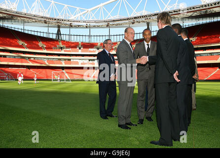 Il Principe Filippo della Gran Bretagna (II L) viene introdotto nella squadra dell'Arsenale da Thierry Henry (3° L) mentre apre ufficialmente lo Stadio degli Emirati a Londra, il 26 ottobre 2006. Prince Philip ha partecipato all'evento da solo giovedì dopo che la regina Elisabetta II ha annullato la visita al nuovo stadio della prima squadra di calcio inglese Arsenal a causa di un muscolo teso nella sua schiena, ha detto il suo ufficio. Il monarca di 80 anni -- sul trono dal 1952 -- aveva dovuto aprire ufficialmente il nuovo Emirates Stadium dei Gunner a Londra del nord accompagnato dal suo marito di 85 anni, il Principe Filippo. Una portavoce della sua Londra ufficiale Foto Stock