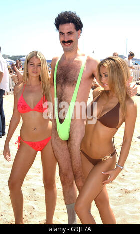 Sacha Baron Cohen/Borat pone per i fotografi durante il Photocall per 'Borat-The Movie" sulla spiaggia di Cannes. Foto Stock