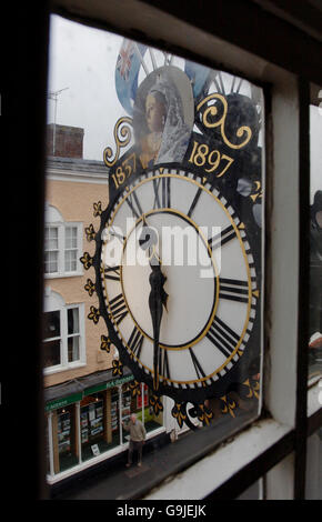 Paul Lester, l'ingegnere cittadino onorario di Wotton-under-Edge in Gloucestershire controlla l'orologio di Tolsey dall'esterno dell'edificio. L'onorevole Lester ha mantenuto l'orologio da 24 anni. Foto Stock