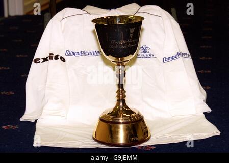 Il trofeo PPP Healthcare County Championship, vinto da Surrey nel 2000, si trova su una camicia Surrey Foto Stock