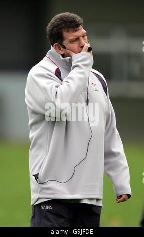 La Coach Gareth Jenkins del Galles durante una sessione di formazione presso il Wales Institute of Sport, Sophia Gardens, Cardiff. Foto Stock