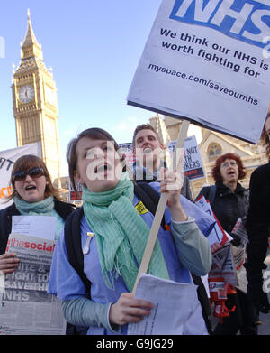 Manifestanti al di fuori della Camera dei Comuni, Londra protestano per i cambiamenti al NHS. Foto Stock