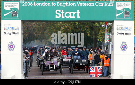 I partecipanti al London to Brighton hanno un'auto veterana che corre all'inizio a Hyde Park, Londra. ASSOCIAZIONE STAMPA Foto Data immagine: Domenica 5 novembre 2006. Foto Stock