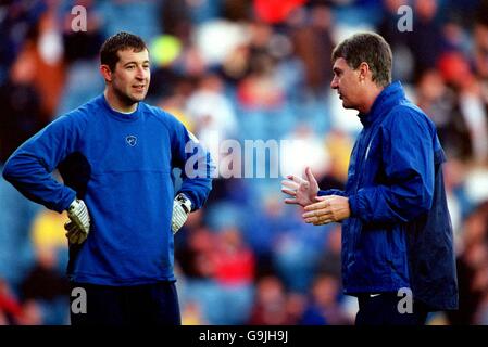 Il primo allenatore di squadra di Leeds United Brian Kidd (r) parla con Portiere Nigel Martyn (l) Foto Stock