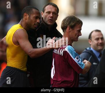 Calcio - fa Barclays Premiership - West Ham United / Arsenal - Upton Park. Thierry Henry di Arsenal e Teddy Sheringham di West Ham United al fischio finale Foto Stock