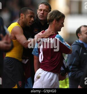 Calcio - fa Barclays Premiership - West Ham United / Arsenal - Upton Park. Thierry Henry di Arsenal e Teddy Sheringham di West Ham United al fischio finale Foto Stock