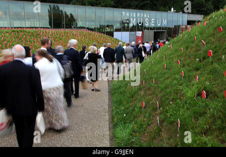 Vista persone memorial papaveri collocati nel terreno presso il Museo Thiepval davanti alla commemorazione del centenario della Battaglia delle Somme presso la Commissione delle tombe di guerra del Commonwealth Thiepval Memorial in Thiepval, Francia, dove 70.000 British and Commonwealth soldati con noto alcun grave sono commemorati. Foto Stock