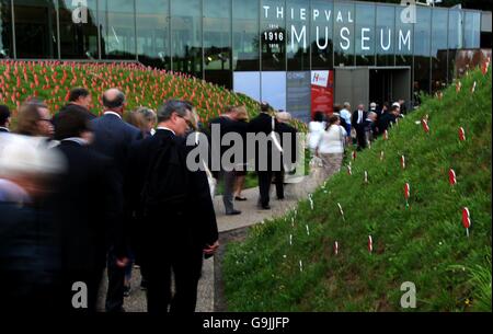 Vista persone memorial papaveri collocati nel terreno presso il Museo Thiepval davanti alla commemorazione del centenario della Battaglia delle Somme presso la Commissione delle tombe di guerra del Commonwealth Thiepval Memorial in Thiepval, Francia, dove 70.000 British and Commonwealth soldati con noto alcun grave sono commemorati. Foto Stock