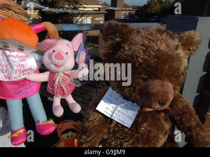 Gli tributi partirono fuori dalla Redhill Infant School, a Castleford, West Yorkshire, dove Shannon Louise Hannessey era un allievo. Foto Stock