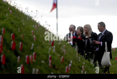 Vista persone memorial papaveri posta a terra davanti alla commemorazione del centenario della Battaglia delle Somme presso la Commissione delle tombe di guerra del Commonwealth Thiepval Memorial in Thiepval, Francia, dove 70.000 British and Commonwealth soldati con noto alcun grave sono commemorati. Foto Stock