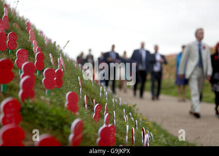 Vista persone memorial papaveri posta a terra davanti alla commemorazione del centenario della Battaglia delle Somme presso la Commissione delle tombe di guerra del Commonwealth Thiepval Memorial in Thiepval, Francia, dove 70.000 British and Commonwealth soldati con noto alcun grave sono commemorati. Foto Stock