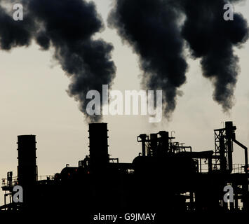 Vista generale della raffineria di Ineos Grangemouth al giorno. Situato vicino al Firth of Forth, Grangemouth ripercorre le sue origini fino al 1924 e fino alla seconda guerra mondiale gestiva circa 400,000 tonnellate di petrolio greggio. Le grandi espansioni subito dopo la guerra e negli anni '70 hanno portato la capacità di raffinazione ad oltre 10 milioni di tonnellate all'anno. Il sistema di oleodotti North Sea Forties termina presso la raffineria e il petrolio greggio in eccesso viene esportato attraverso la conduttura verso un terminale di carico della petroliera sul quarto. Il petrolio greggio entra anche nella raffineria attraverso un gasdotto di 58 miglia dal terminal di Finnart Ocean che può gestire Foto Stock