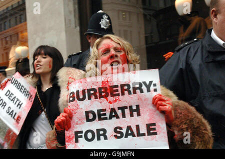 I manifestanti anti anti anti di pelliccia del PETA sono scappati dalla polizia dopo aver preso il controllo di un negozio di Burberry su Regent Street a Londra. Foto Stock