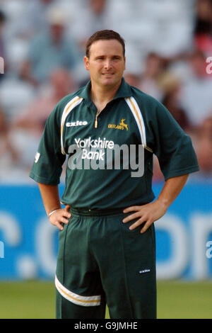 Cricket - Twenty20 Cup 2006 - North Division - Nottinghamshire Outlaws / Yorkshire Phoenix - Trent Bridge. Mark Ealham, Nottinghamshire Outlaws Foto Stock