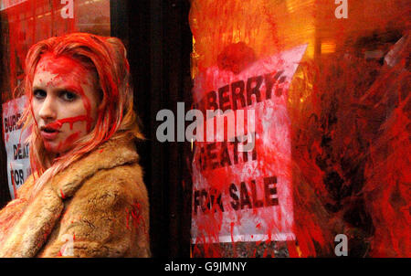 I manifestanti dell'organizzazione anti-pelliccia PETA prendono il controllo di un negozio Burberry su Regent Street a Londra. Foto Stock